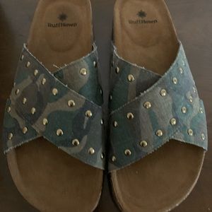 Woman sandal is A GreenCamo Color